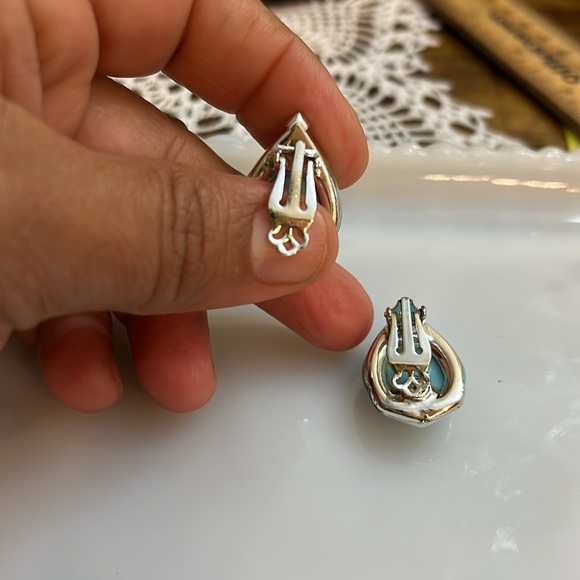 Vintage  Lisner Silver Tone Blue clip Earrings - Picture 3 of 6